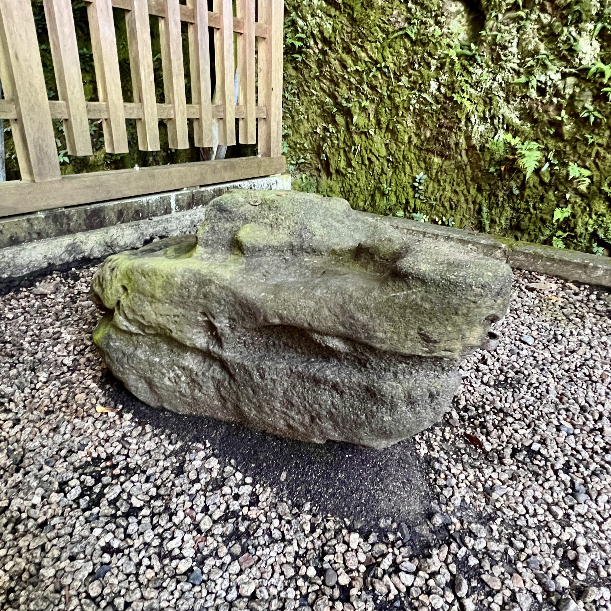 伊奈波神社 龍頭岩